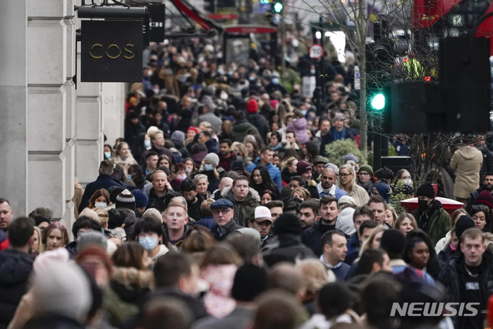 [런던=AP/뉴시스]영국 런던 리젠트 스트리트. 2021.11.28.