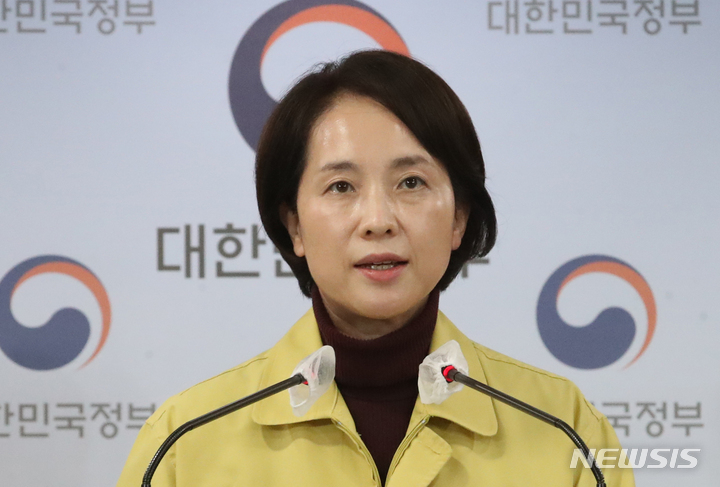 [서울=뉴시스] 김명원 기자 = 유은혜 사회부총리 겸 교육부 장관이 지난달 29일 서울 종로구 정부서울청사에서 코로나19 대응 특별방역점검회의 관련 합동브리핑을 하고 있다. 2021.12.01. kmx1105@newsis.com