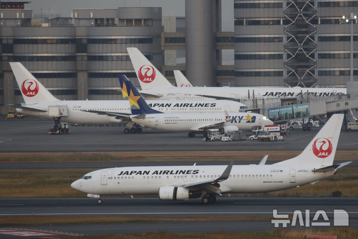 [도쿄=AP/뉴시스] 도쿄 하네다 국제공항 활주로에 일본항공(JAL) 항공기들이 정박해 있다. 2021.11.29.