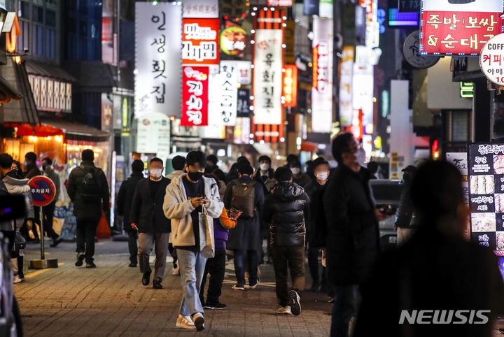 [서울=뉴시스] 정병혁 기자 = 코로나19 확진자가 늘어남에 따라 정부가 단계적 일상회복 1단계를 4주 연장하기로한 지난달 29일 오후 서울 종각역 젊음의 거리를 찾은 시민들이 마스크를 쓴 채 이동하고 있다. 2021.11.29. jhope@newsis.com