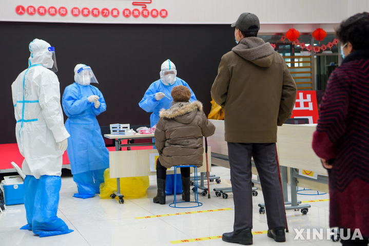 [만저우리=신화/뉴시스] 중국 네이멍구 자치구 만저우리에서 29일 의료보건 요원이 주민들에게서 코로나19 검사를 위한 샘플을 채취하고 있다. 만저우리에선 이날까지 코로나19 감염자 28명이 발병했다. 2021.11.29&nbsp; 
