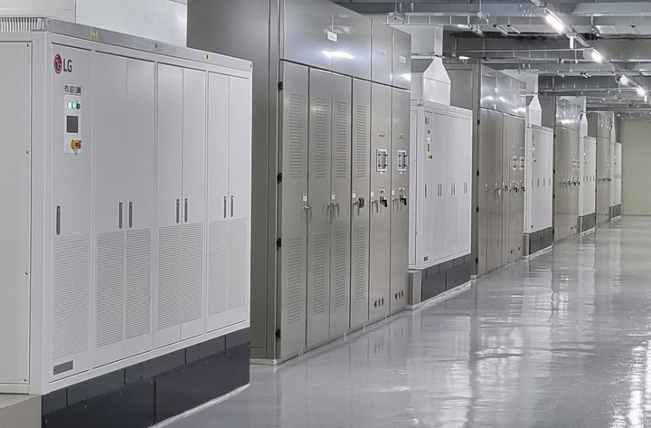 LG전자가 한국동서발전과 함께 KG동부제철 당진공장에 구축 완료한 국내 최대 규모 피크 저감용 에너지저장장치(ESS; Energy Storage System). *재판매 및 DB 금지