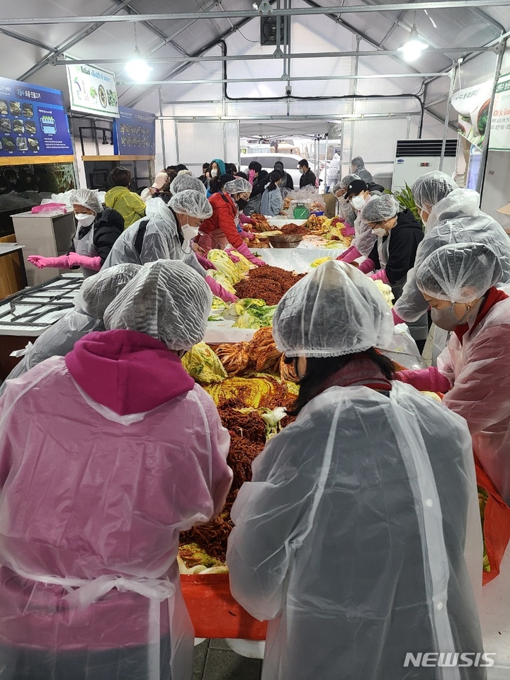 민주평통 용인시협의회원들이 30일 이동읍 묵리 상록수 농원에서 사랑의 김장담그기를 진행하고 있다. (사진제공=상록수 농원)