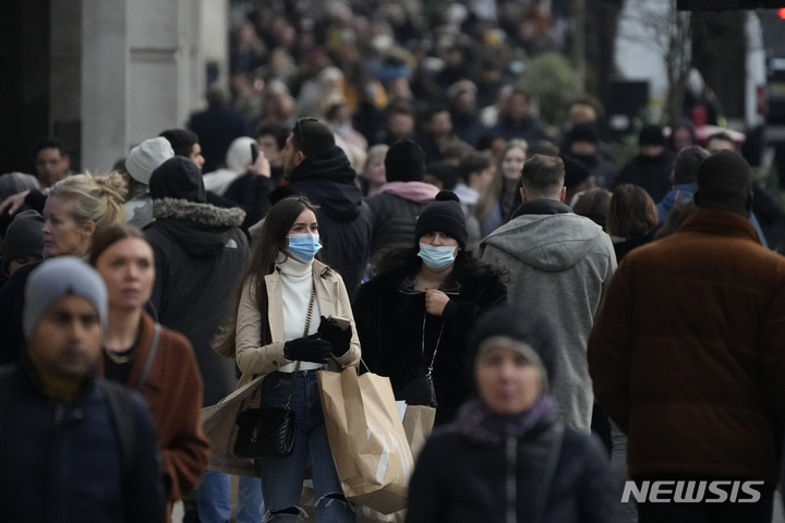 [런던=AP/뉴시스]29일(현지시간) 영국 런던 리젠트 스트리트. 2021.11.29.