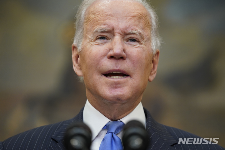 [워싱턴=AP/뉴시스]조 바이든 미국 대통령이 29일(현지시간) 코로나19 신종 변이 오미크론에 관해 백악관에서 연설하고 있다. 2021.11.29.