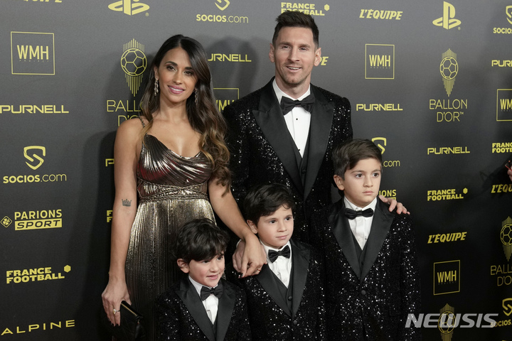[파리=AP/뉴시스]리오넬 메시의 가족. 2021.11.29.