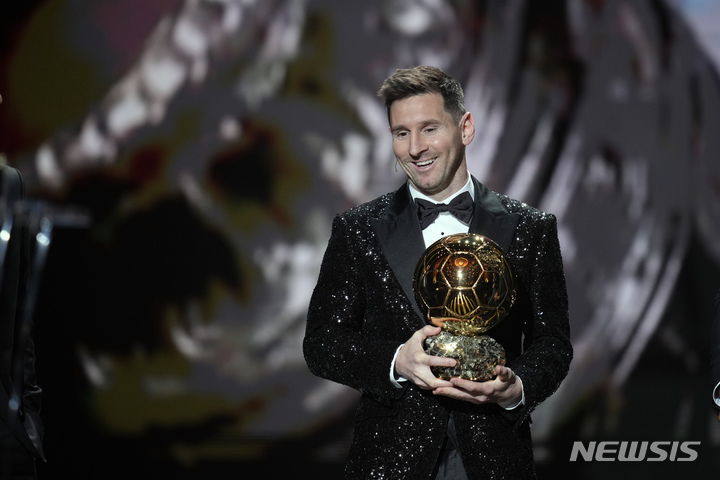 [파리=AP/뉴시스]리오넬 메시(파리생제르맹)이 통산 7번째 발롱도르를 수상했다.2021.11.29