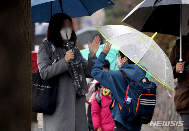 [서울=뉴시스] 김병문 기자 = 교육부가 코로나19 '비상계획'이 추진될 경우에도 등교수업 원칙을 유지한다고 밝힌 가운데 지난달 30일 오전 서울 종로구 청운초등학교에서 학부모가 자녀와 등교 전 인사 나누고 있다. 2021.12.02. dadazon@newsis.com