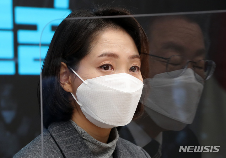 [서울=뉴시스] 국회사진기자단 = 조동연 더불어민주당 신임 공동상임선대위원장이 30일 서울 여의도 중앙당사에서 열린 기자간담회에서 취재진의 질문에 답하며 눈시울을 붉히고 있다. 2021.11.30. photo@newsis.com