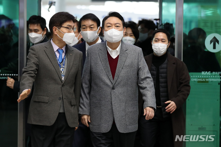 [청주=뉴시스] 전신 기자 = 윤석열 국민의힘 대선 후보가 30일 청주국제공항을 방문해 시설을 둘러보고 있다. 2021.11.30. photo1006@newsis.com