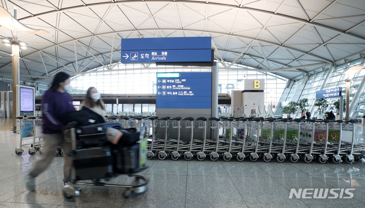 [인천공항=뉴시스] 고범준 기자 = 코로나19 새 변이 바이러스 '오미크론'이 유럽을 중심으로 빠르게 확산중인 지난달 30일 오후 인천국제공항 제1터미널에서 공항 이용객들이 카트를 끌고 이동하고 있다. 2021.12.01. bjko@newsis.com