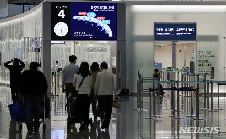 [인천공항=뉴시스] 고범준 기자 = 코로나19 새 변이 바이러스 '오미크론'이 유럽을 중심으로 빠르게 퍼지고 있는 30일 오후 인천국제공항 제1터미널 출국장에서 공항 이용객들이 이동하고 있다. 2021.11.30. bjko@newsis.com