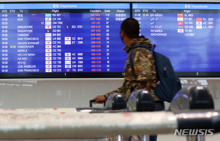 [인천공항=뉴시스] 고범준 기자 = 코로나19 새 변이 바이러스 '오미크론'이 유럽을 중심으로 빠르게 퍼지고 있는 30일 오후 인천국제공항 제1터미널 출국장에 항공기 출발 안내문이 보이고 있다. 2021.11.30. bjko@newsis.com