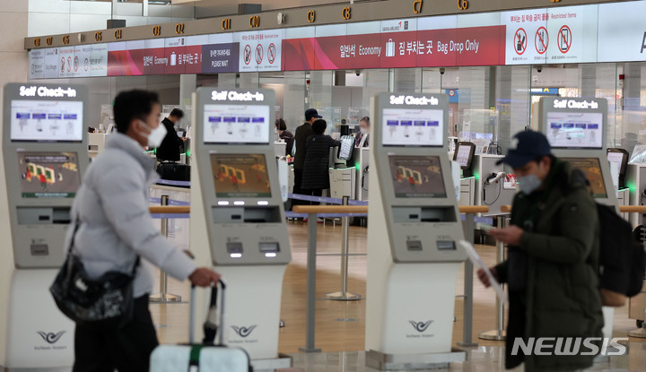 [인천공항=뉴시스] 고범준 기자 = 코로나19 새 변이 바이러스 '오미크론'이 유럽을 중심으로 빠르게 퍼지고 있는 30일 오후 인천국제공항 제1터미널 출국장에서 공항 이용객들이 체크인 하고 있다. 2021.11.30. bjko@newsis.com