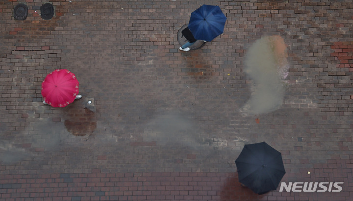 [대구=뉴시스] 이무열 기자 = 겨울비가 내리고 있는 지난해 11월30일 오후 대구 중구 동성로에서 우산을 쓴 시민들이 길을 걷고 있다. 2021.11.30. lmy@newsis.com