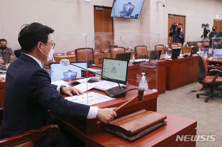 [서울=뉴시스] 김선웅 기자 = 박광온 국회 법제사법위원장이 30일 오후 서울 여의도 국회에서 열린 법제사법위원회 전체회의에서 국민의힘 의원들이 이재명 특검법 상정 누락에 반발하며 퇴장한 가운데 의사봉을 두드리고 있다. (공동취재사진) 2021.11.30. photo@newsis.com