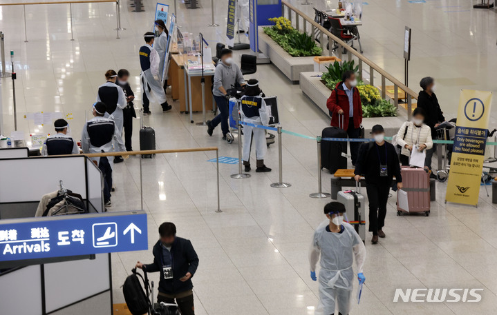 [인천공항=뉴시스] 고범준 기자 = 코로나19 새 변이 바이러스 '오미크론'이 유럽을 중심으로 빠르게 퍼지고 있는 지난달 30일 오후 인천국제공항 제1터미널 입국장에서 해외 입국자들이 이동하고 있다. 2021.12.01. bjko@newsis.com