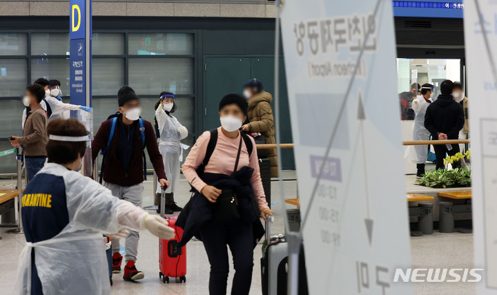 [인천공항=뉴시스] 고범준 기자 = 코로나19 새 변이 바이러스 '오미크론'이 유럽을 중심으로 빠르게 퍼지고 있는 30일 오후 인천국제공항 제1터미널 입국장에서 해외 입국자들이 이동하고 있다. 2021.11.30. bjko@newsis.com