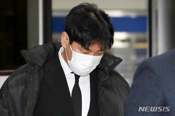 [서울=뉴시스] 강제추행 혐의로 재판에 넘겨진 그룹 '비에이피(B.A.P)' 출신 힘찬(김힘찬)이 지난 2021년 11월30일 오후 서울 서초구 서울중앙지법에서 열린 항소심 1차 공판에 출석한 뒤 청사를 빠져나가고 있다. 2021.11.30. xconfind@newsis.com