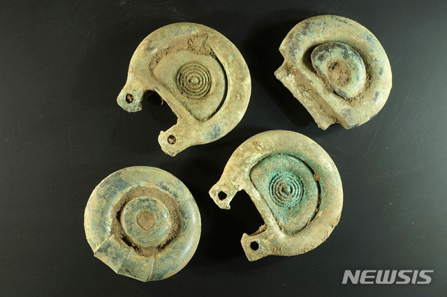 [스코틀랜드(영국)=AP/뉴시스] 지난해 8월 영국 스코틀랜드에서 아마추어 보물 사냥꾼이 청동기 시대의 유물을 발견했다. 2021.12.01. * 기사 내용과 관련 없음 *재판매 및 DB 금지