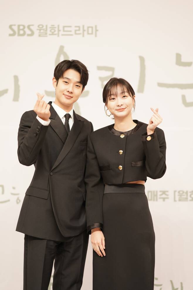 최우식(왼쪽), 김다미