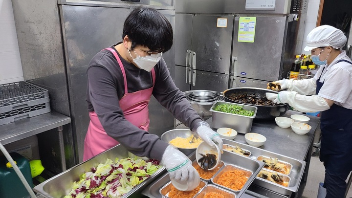 [서울=뉴시스] 서울 동작구는 관내 취업 취약계층인 장애인에게 일자리를 제공해 자립을 지원하는 '2022년 장애인일자리사업'의 참여자를 모집한다고 1일 밝혔다. 사진은 올해 동작구의 장애인일자리사업 참여자가 복지시설에서 식사를 준비하는 모습. (사진=동작구 제공) 2021.12.01. photo@newsis.com *재판매 및 DB 금지