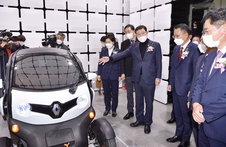  [광주=뉴시스] 송창헌 기자 =1일 오후 광주 광산구 빛그린산단 선도기술지원센터에서 친환경차 부품클러스터 선도기술지원센터·글로벌비지니스센터 준공식이 열린 가운데 이용섭 광주시장 등 주요 내빈들이 장비동 내부시설을 둘러보고 있다. (사진=광주시 제공) 2021.12.01 photo@newsis.com *재판매 및 DB 금지