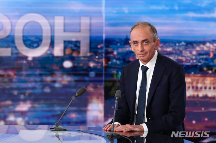 [불로뉴빌양쿠르(프랑스)=AP/뉴시스] 프랑스 대선 출마를 공식 선언한 극우 에리크 제무르가 30일(현지시간) 파리 외곽 불로뉴비양쿠르에서 TF1과 인터뷰 하고 있다. 2021.12.01.