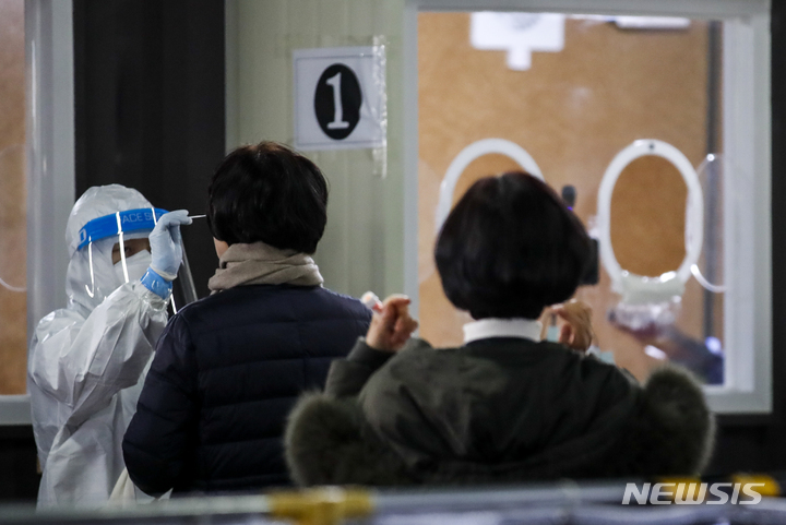 [부천=뉴시스] 정병혁 기자 = 0시 기준 국내 코로나19 신규확진자가 5123명으로 집계된 1일 오전 경기 부천시 부천종합운동장에 설치된 임시선별검사소를 찾은 시민들이 코로나19 검사를 받고 있다.  2021.12.01. jhope@newsis.com