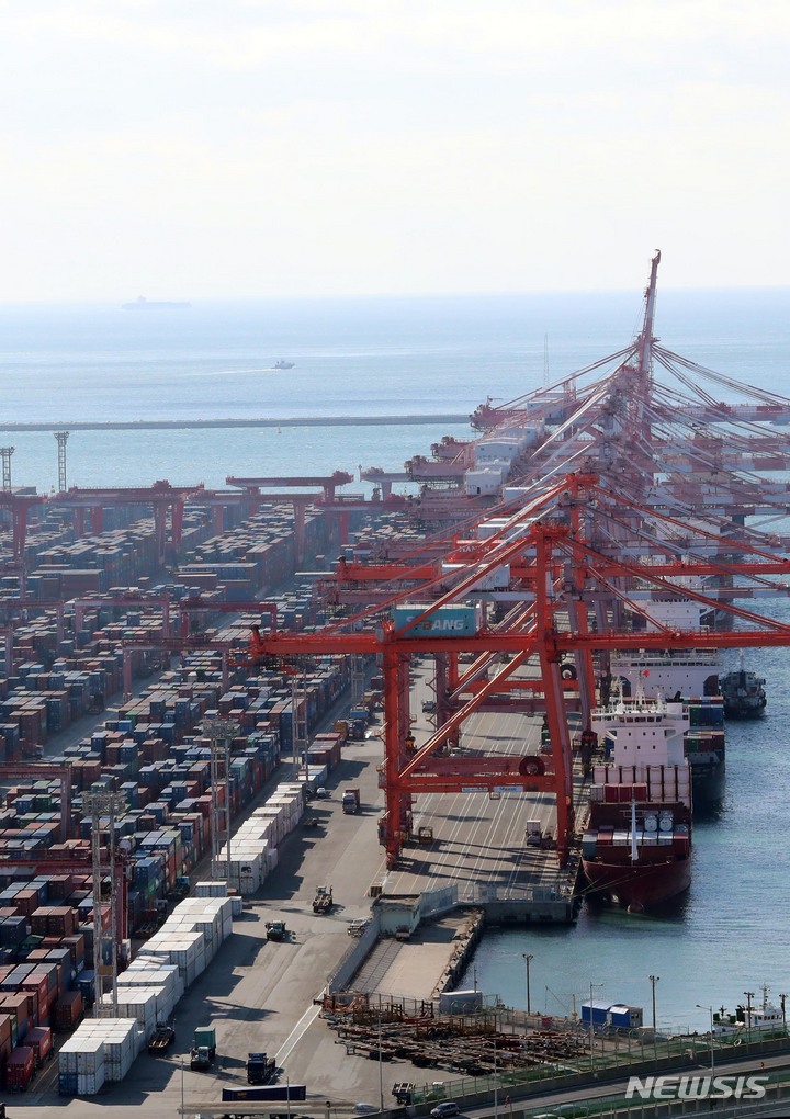 [부산=뉴시스] 하경민 기자 = 부산 남구 신선대부두에서 컨테이너 선적 및 하역작업이 진행되고 있다. 2021.12.01. yulnetphoto@newsis.com