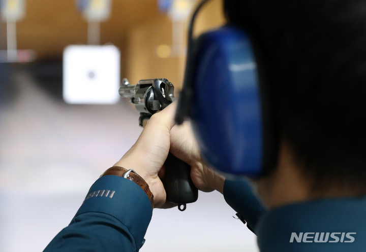 [서울=뉴시스] 백동현 기자 = 서울경찰청이 신임 경찰 현장대응력 강화 특별 교육을 실시한 가운데 지난 1일 오전 서울 강남경찰서 실내사격장에서 신임 경찰관들이 사격훈련을 진행하고 있다. 2021.12.01. livertrent@newsis.com