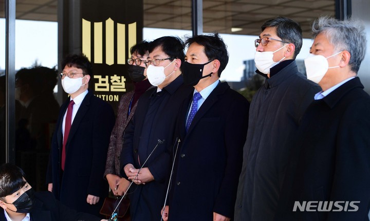 [서울=뉴시스] 국회사진기자단 = 김진태(오른쪽 세번째) 국민의힘 ‘이재명 비리 국민검증특위’ 위원장 등 위원들이 1일 서울 서초구 서울중앙지검에 대장동 게이트 수사관련 항의방문에 앞서 발언하고 있다. 2021.12.01. photo@newsis.com