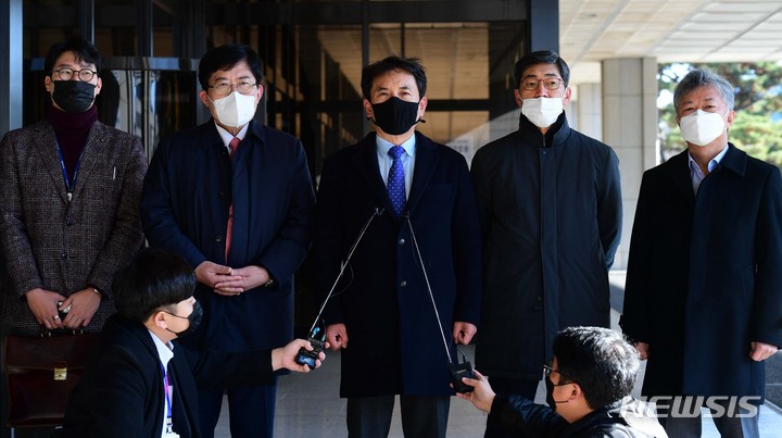 [서울=뉴시스] 국회사진기자단 = 김진태(가운데) 국민의힘 ‘이재명 비리 국민검증특위’ 위원장 등 위원들이 1일 서울 서초구 서울중앙지검에 대장동 게이트 수사관련 항의방문에 앞서 발언하고 있다. 2021.12.01. photo@newsis.com