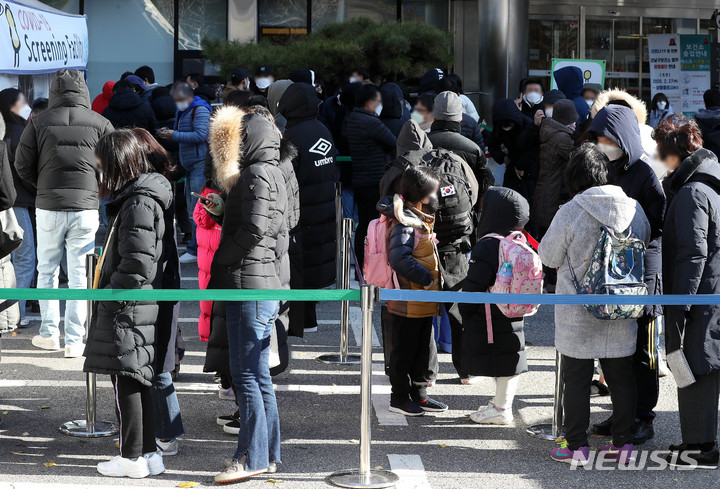 [서울=뉴시스] 백동현 기자 = 코로나19 신규 확진자가 5,123명으로 집계된 1일 오전 서울 강남구보건소 선별진료소에서 시민들이 검사를 받기 위해 대기하고 있다. 2021.12.01. livertrent@newsis.com