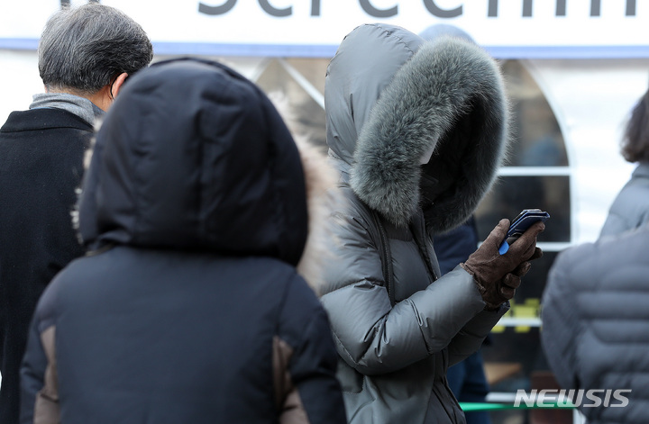 [서울=뉴시스] 백동현 기자 = 코로나19 신규 확진자가 5,123명으로 집계된 1일 오전 서울 강남구보건소 선별진료소에서 시민들이 추위 속에서 대기하고 있다. 2021.12.01. livertrent@newsis.com