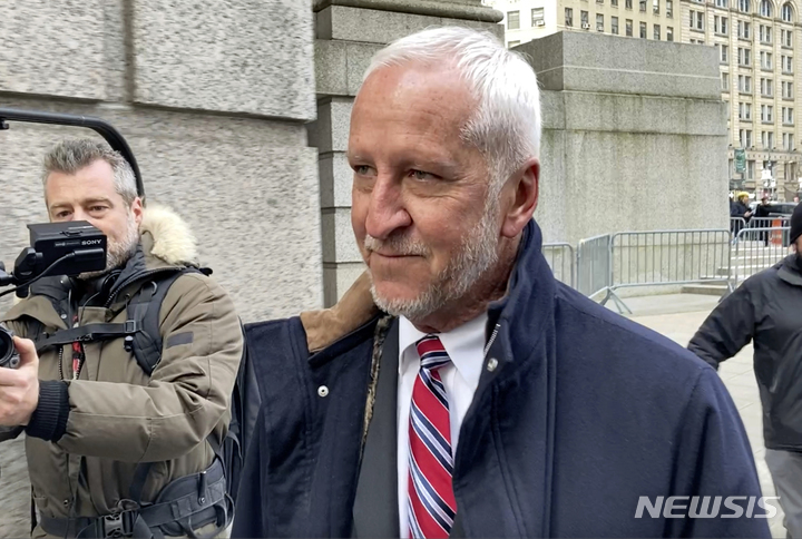 [뉴욕(미국)=AP/뉴시스] 제프리 엡스타인의 전 조종사였던 로렌스 비소스키가 11월30일 뉴욕시에서 열린 재판에서 증언하기 위해 연방법원에 들어서고 있다. 2021.12.01