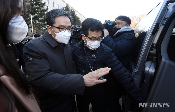 [서울=뉴시스] 고범준 기자 = 곽상도 전 국민의힘 의원이 지난해 12월1일 오전 서울 서초구 서울중앙지법에서 열린 구속 전 피의자 심문(영장실질심사)에 출석한 뒤 차량에 탑승하고 있다. (공동취재사진) 2021.12.01. photo@newsis.com