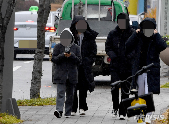 [광주=뉴시스] 광주 한 도심에서 시민들이 옷깃을 여민 채 발걸음을 재촉하고 있다. (사진=뉴시스 DB). photo@newsis.com 