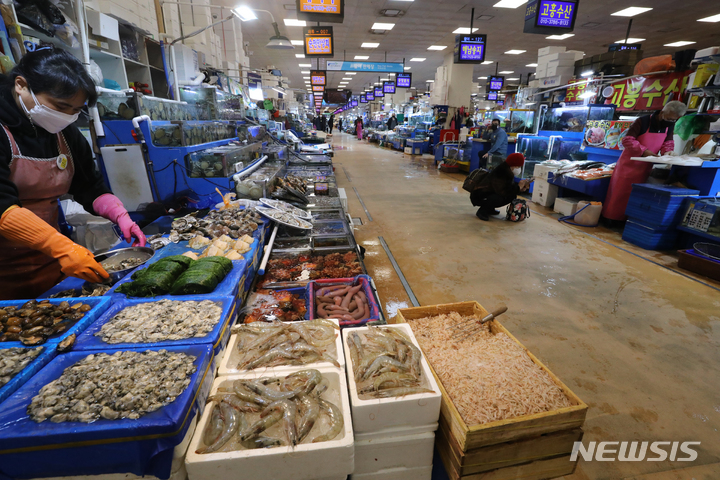 [서울=뉴시스] 김명원 기자 = 서울 노량진 수산시장에서 상인들이 장사 준비를 하고 있다. 2021.12.01. kmx1105@newsis.com