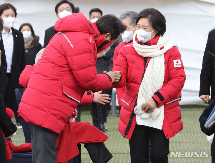 [서울=뉴시스] 전진환 기자 = 사랑의열매 명예회장을 맡고 있는 김정숙 여사가 1일 오후 서울광장에서 열린 ‘희망2022나눔캠페인’출범식에 참석해 오세훈 서울시장과 인사를 나누고 있다. 2021.12.01. amin2@newsis.com