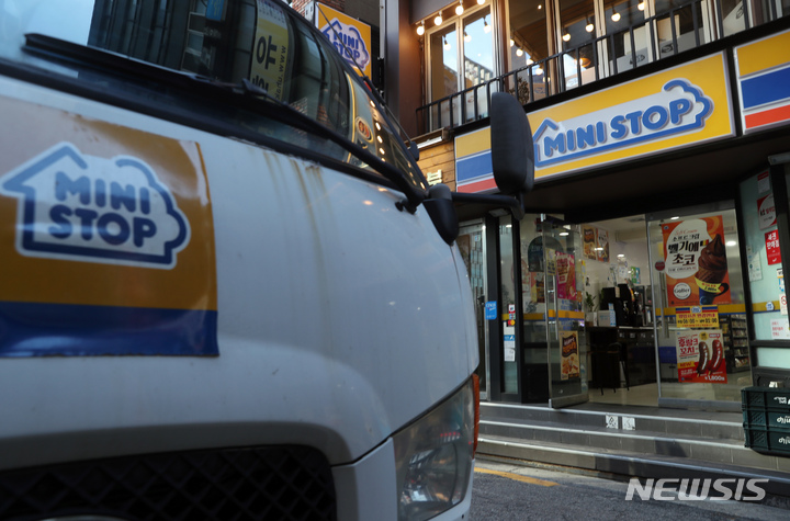 [서울=뉴시스] 고승민 기자 = 3년여 전 매각이 불발됐던 미니스톱이 다시 매물로 나왔다. 출점을 제한하는 자율규약 연장 가능성에 무게가 실리면서 몸집을 불리려는 편의점 업계 관심이 높아지고 있다. 사진은 1일 서울의 한 미니스톱 편의점 모습. 이날 업계에 따르면 최근 한국미니스톱 매각을 위한 예비입찰 서류 접수가 마감됐다. 한국미니스톱은 이온 그룹 자회사인 일본 미니스톱이 지분 100%를 보유하고 있다. 1997년 2월 국내에 진출했으나 실적 부진으로 2018년 말 매각을 추진했다. 2021.12.01. kkssmm99@newsis.com