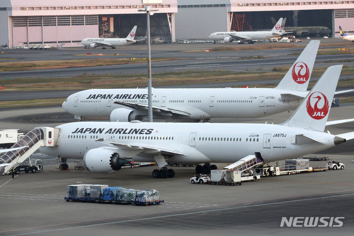 [도쿄=AP/뉴시스]일본항공 비행기가 도쿄 하네다 국제공항 활주로에 주기 중인 모습. 2023.09.30.