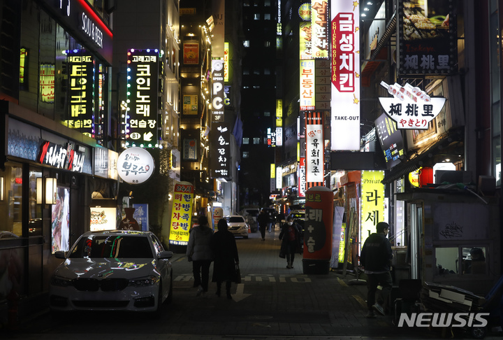 [서울=뉴시스] 고승민 기자 = 단계적 일상회복(위드코로나) 도입 이후 약 한 달 만에 코로나19 신규 확진자 수가 5,000명을 넘어선 지난 1일 서울 종각역 인근 젊음의거리가 한산한 모습을 보이고 있다. 신규 확진자 수가 역대 최다를 기록하면서 최근 일부 직장인들은 다시 송년회나 회식 일정을 하나둘씩 취소하고 있는 것으로 알려졌다. 2021.12.01. kkssmm99@newsis.com