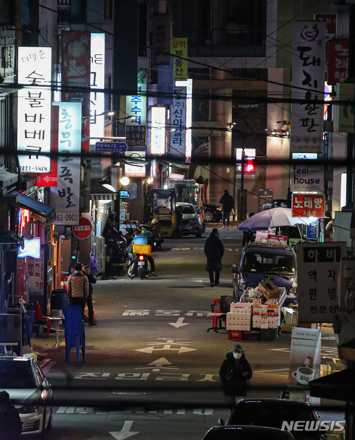 [서울=뉴시스] 권창회 기자 = 서울 중구의 번화가가 한산한 모습을 보이고 있다. 2021.12.01. kch0523@newsis.com