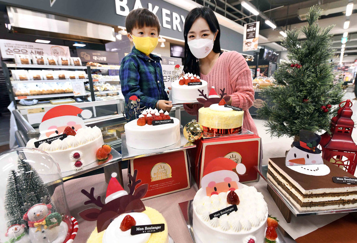 홈플러스는 자사 베이커리 브랜드 '몽 블랑제'에서 크리스마스 시즌을 맞아 '몽 블랑제 크리스마스 케이크'를 사전 예약 판매한다. (사진/홈플러스 제공) photo@newsis.com *재판매 및 DB 금지