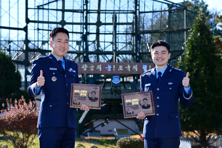 [서울=뉴시스] 제42회 공중전투 요격통제대회의 최우수 방공무기통제사 '골든아이'로 선정된 이효복 준위(왼쪽)와 박준용 대위(진)(오른쪽). 2021.12.02. (사진=공군 제공) *재판매 및 DB 금지