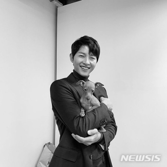 [서울=뉴시스]송중기 2021.12.02(사진=송중기 공식 인스타그램 캡처) photo@newsis.com*재판매 및 DB 금지