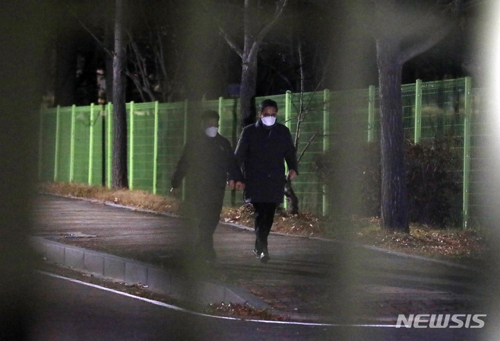 [의왕=뉴시스] 고승민 기자 = 화천대유로부터 대장동 사업 관련 청탁과 함께 아들 퇴직금 50억원을 받았다는 의혹이 제기된 곽상도 전 의원에 대해 검찰이 청구한 구속영장을 법원이 1일 밤 기각했다. 2일 새벽 국민의힘 곽상도 전 의원이 경기 의왕 서울구치소에서 나오고 있다. 2021.12.02. kkssmm99@newsis.com