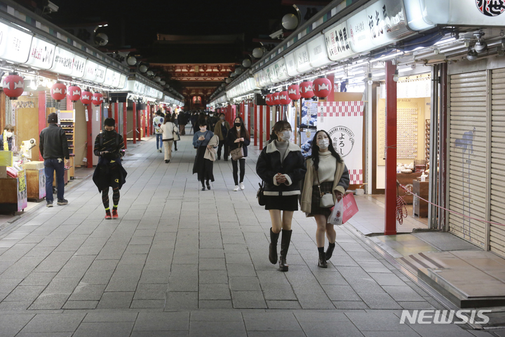 [도쿄=AP/뉴시스] 일본 수도 도쿄도 아사쿠사구에 있는 불교 사찰 센소지를 지난달 30일 찾은 시민들이 코로나19 예방을 위해 마스크를 착용한 채 걸어가고 있다. 2021.12.04 