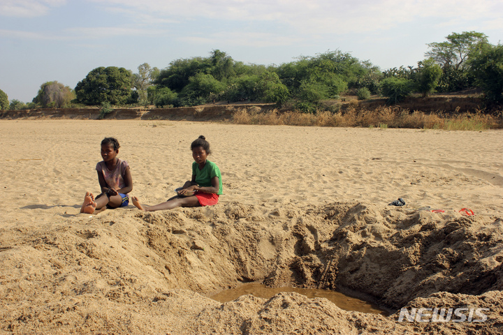 [페노아이보(마다가스카르)=AP/뉴시스] 기후 연구 국제단체 세계기상특성(WWA)의 연구진이 기상 자료와 기후 모델을 이용해 오늘날 마다가스카르의 폭염 강도와 빈도가 지구 온난화 등으로 기온이 상승하기 전과 비교해 어떻게 변했는지 확인한 결과를 발표했다고 23일(현지시간) 영국 가디언이 보도했다. 사진은 2020년 11월11일 마다가스카르 페노아이보에 있는 한 마을에서 마른 강바닥의 파낸 물웅덩이 옆에 어린이들이 앉아 있는 모습으로 기사 본문과 직접적인 관련은 없음. 2023.11.26.